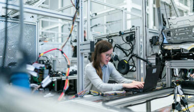 How Augmented Work Instructions Improve Manufacturing Consistency