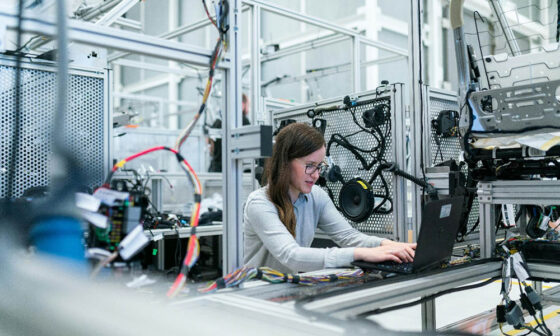 How Augmented Work Instructions Improve Manufacturing Consistency
