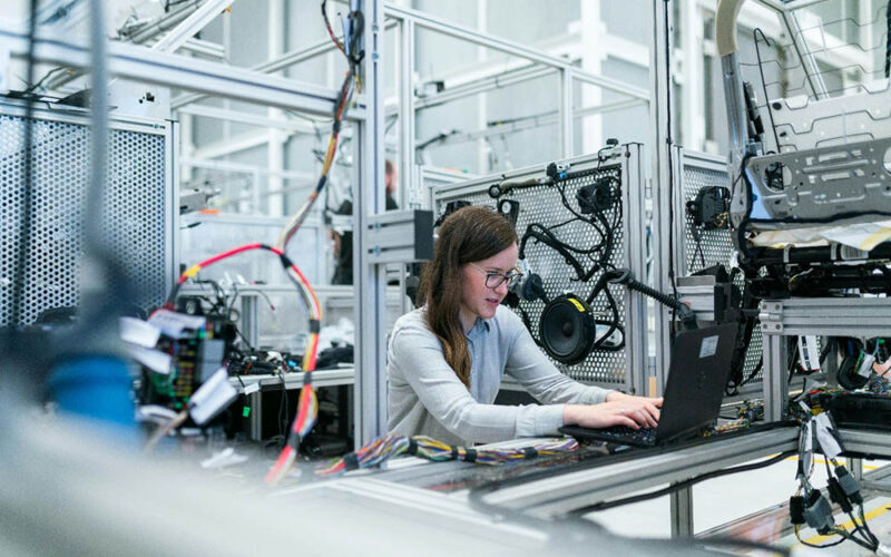 How Augmented Work Instructions Improve Manufacturing Consistency