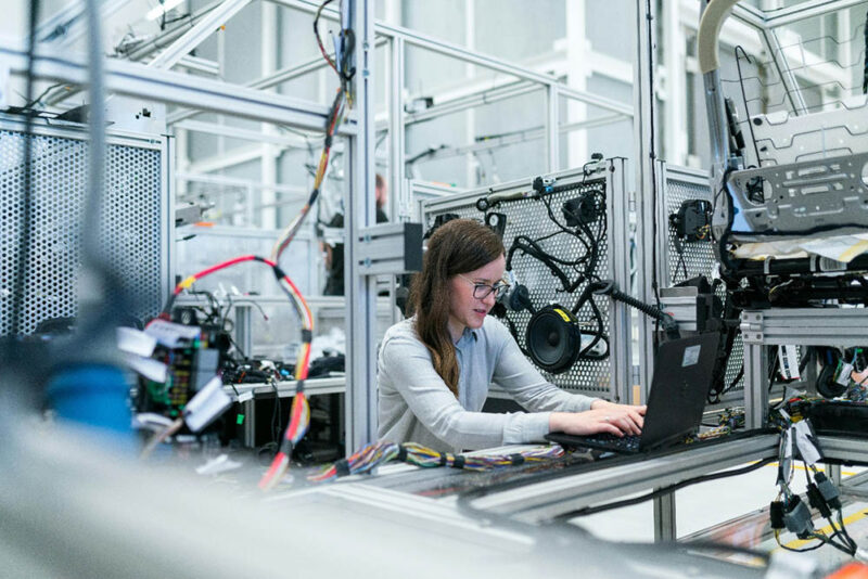 How Augmented Work Instructions Improve Manufacturing Consistency