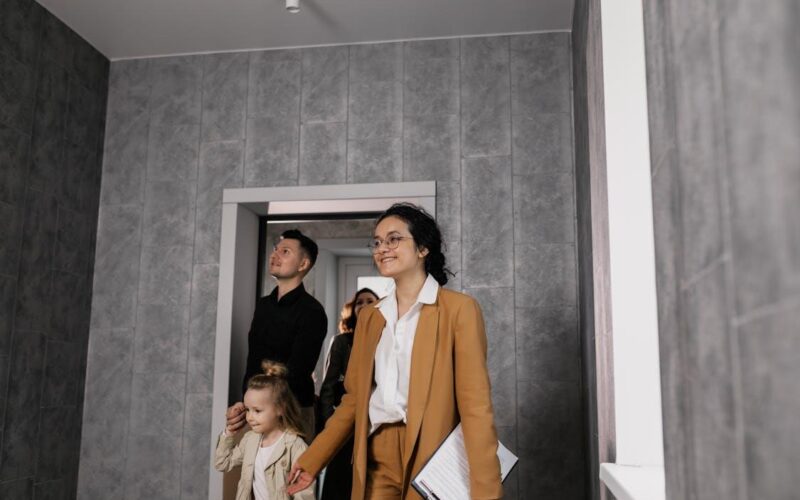 What Experienced Buyers Notice Within Minutes of Entering a Home